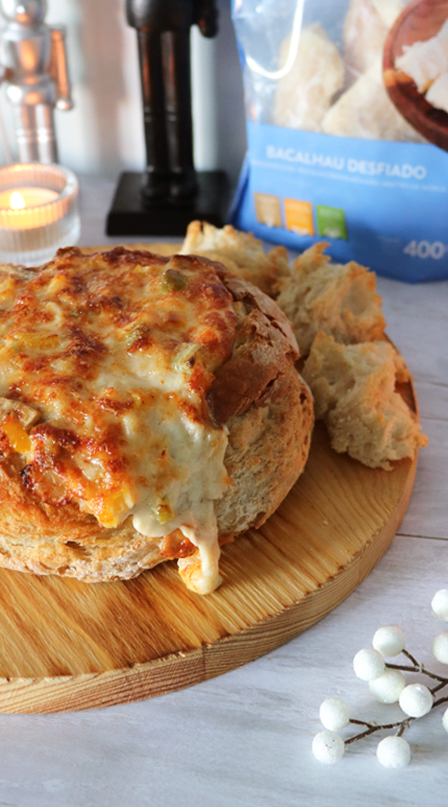 Pão Recheado com Bacalhau, Queijo e Azeitonas