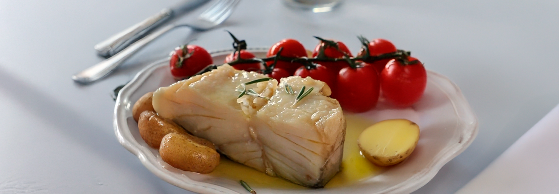 Lombos de Bacalhau Confitados com Batata a Murro e Tomates Cherry