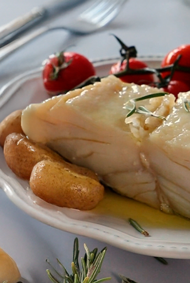 Lombos de Bacalhau Confitados com Batata a Murro e Tomates Cherry