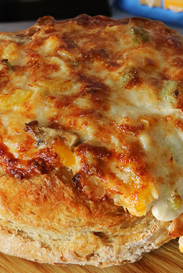 Pão Recheado com Bacalhau, Queijo e Azeitonas